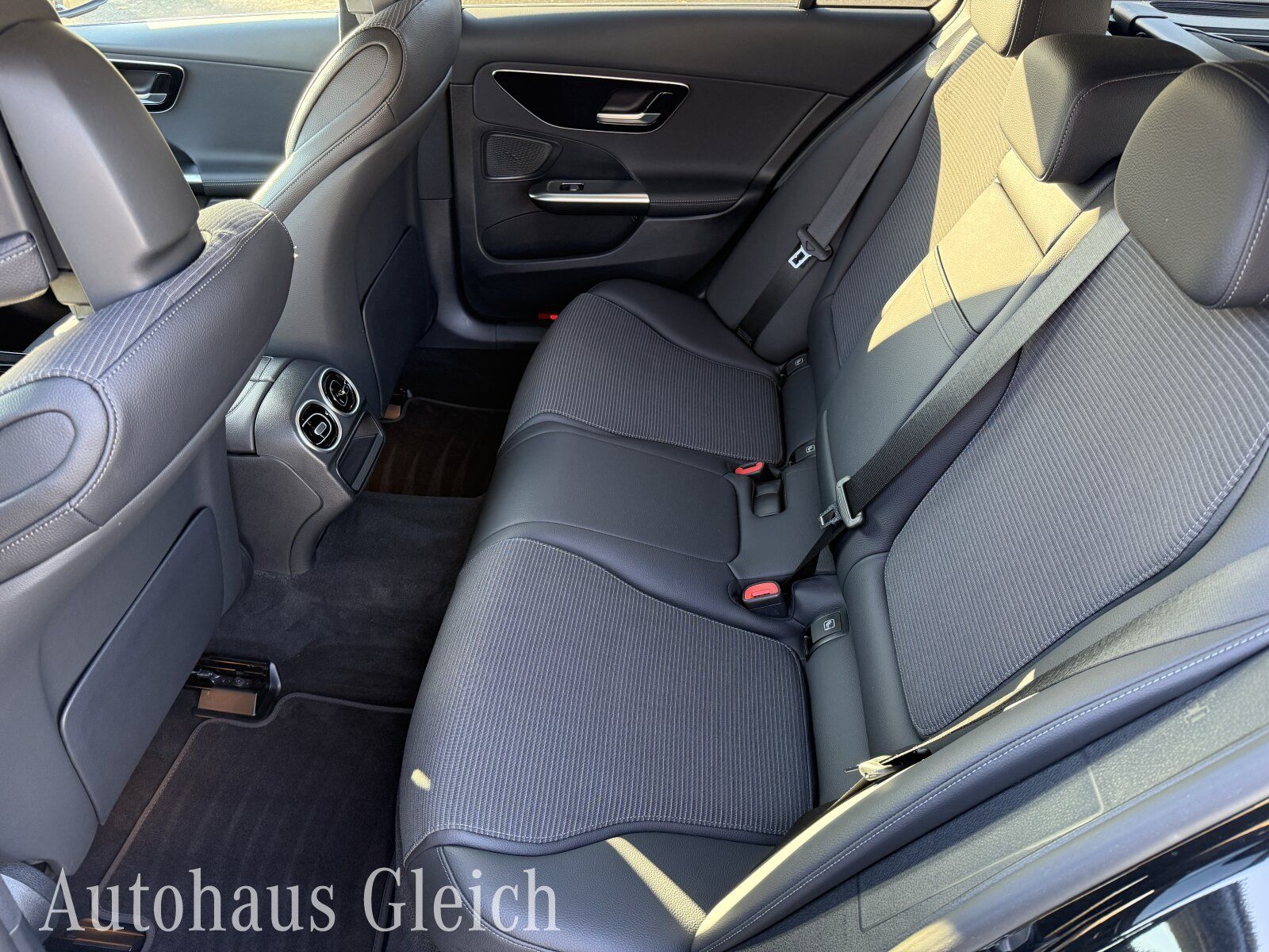 Fahrzeugabbildung Mercedes-Benz C 220 d 4MATIC T-Modell AVANTGARDE Exterieur/Nav
