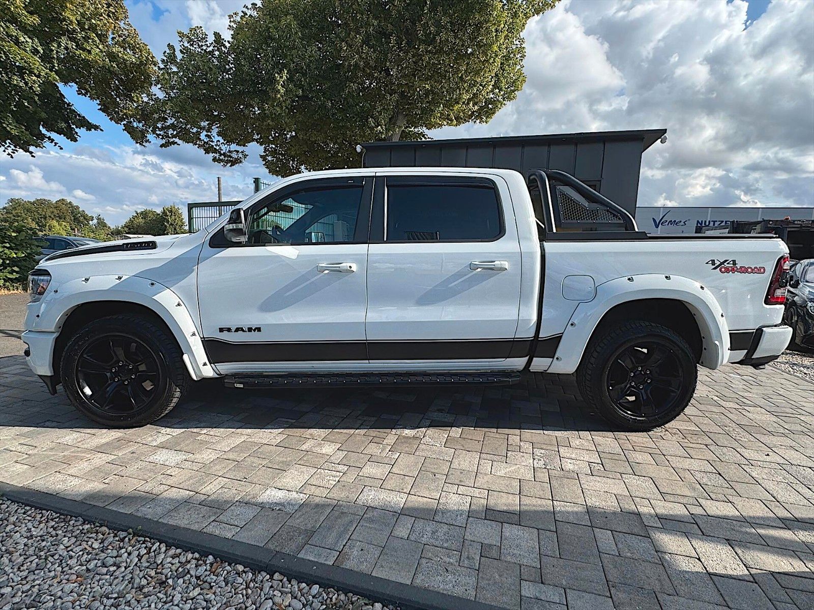 Fahrzeugabbildung Dodge RAM 5.7 V8 HEMI NightEdition Offroad 4x4 eTorque