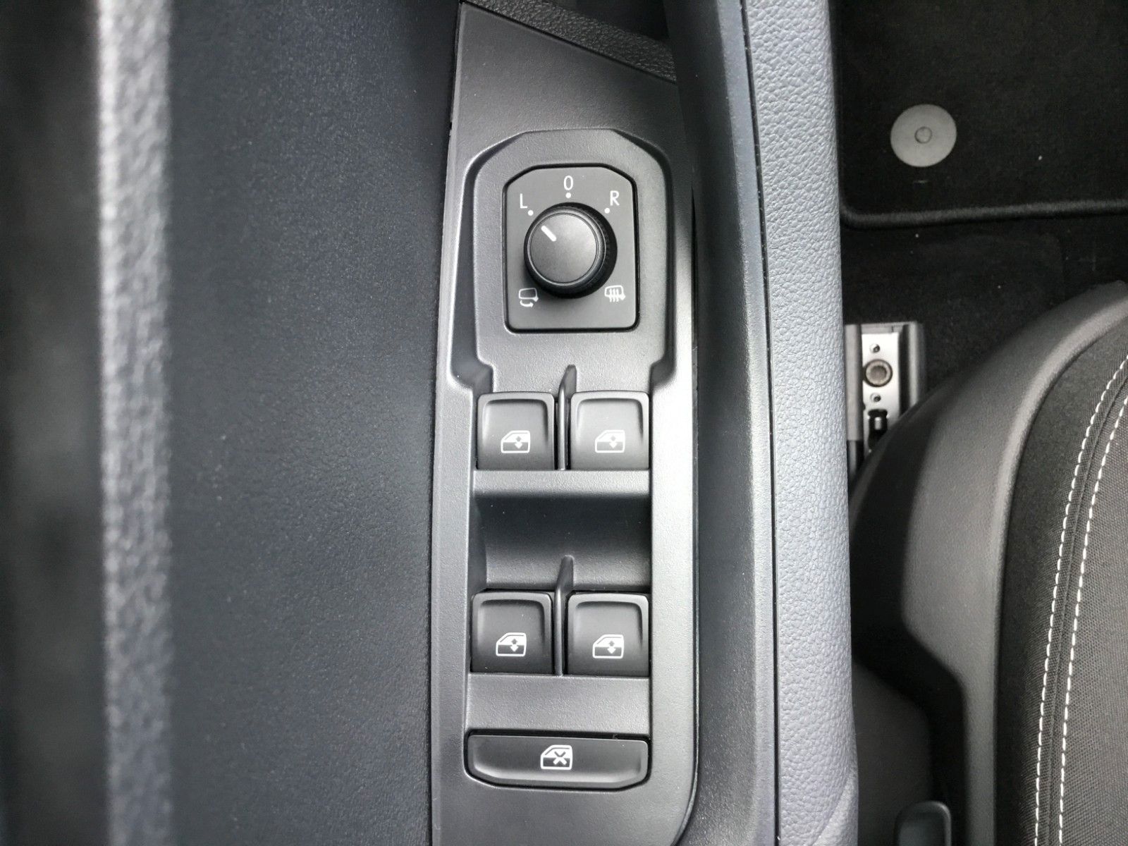 Fahrzeugabbildung SKODA Karoq 2.0l TSI DSG 4x4 Sportline+AHK+Matrix+Pano
