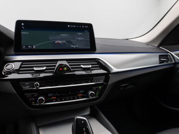 Fahrzeugabbildung BMW 530d Luxury Line Kamera DAB HiFi Stop&Go Alarm