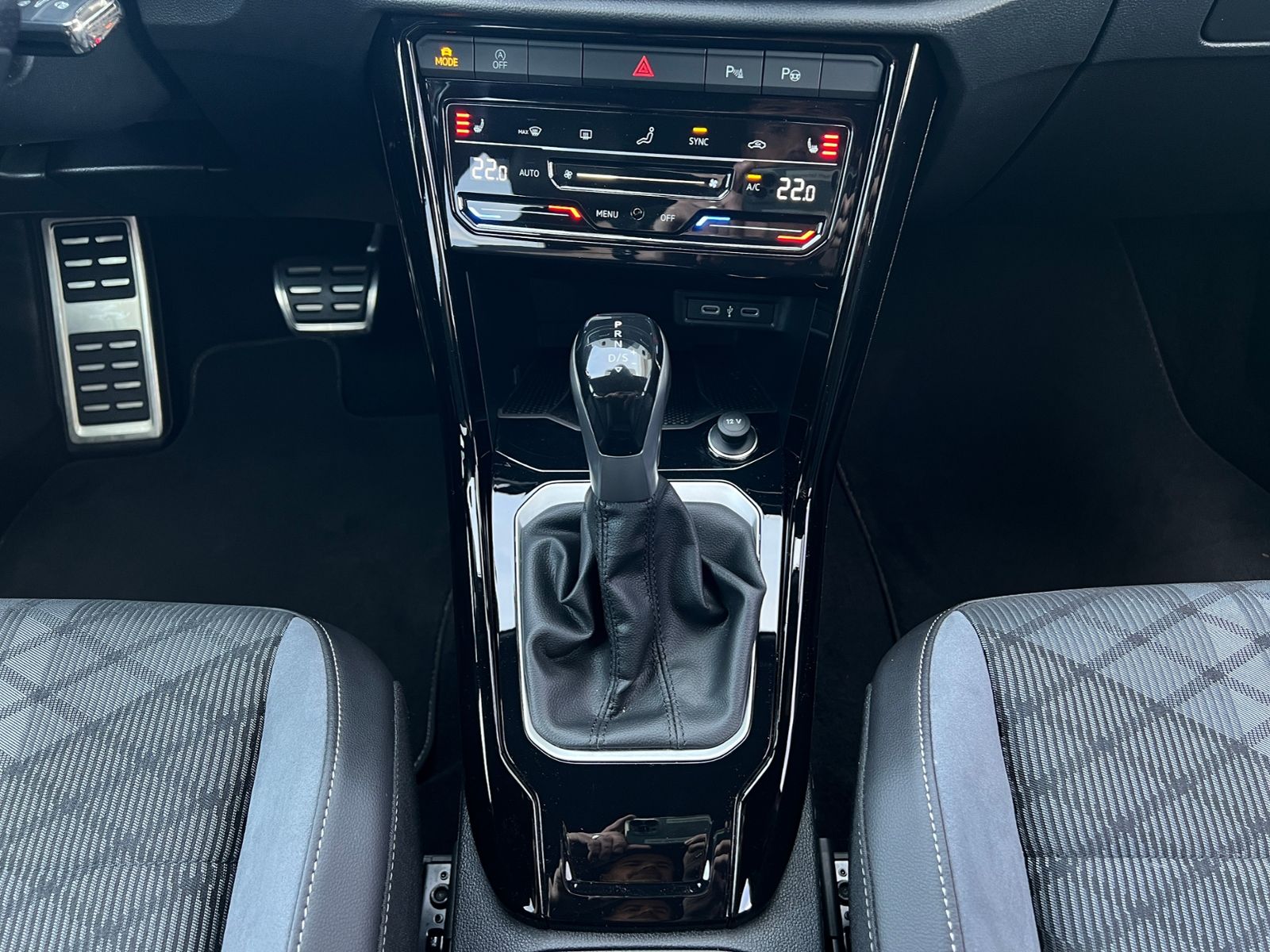 Fahrzeugabbildung Volkswagen T-Roc R-Line 1.5 TSI DSG *Black Style, AHK, LED,