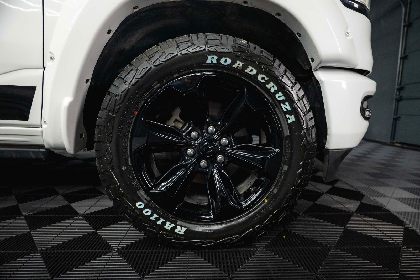 Fahrzeugabbildung Dodge RAM 5.7 V8 HEMI LIMITED Offroad Night-Paket *LED