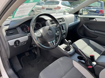 Fahrzeugabbildung Volkswagen Jetta VI 1.2 TFSI Life Navi