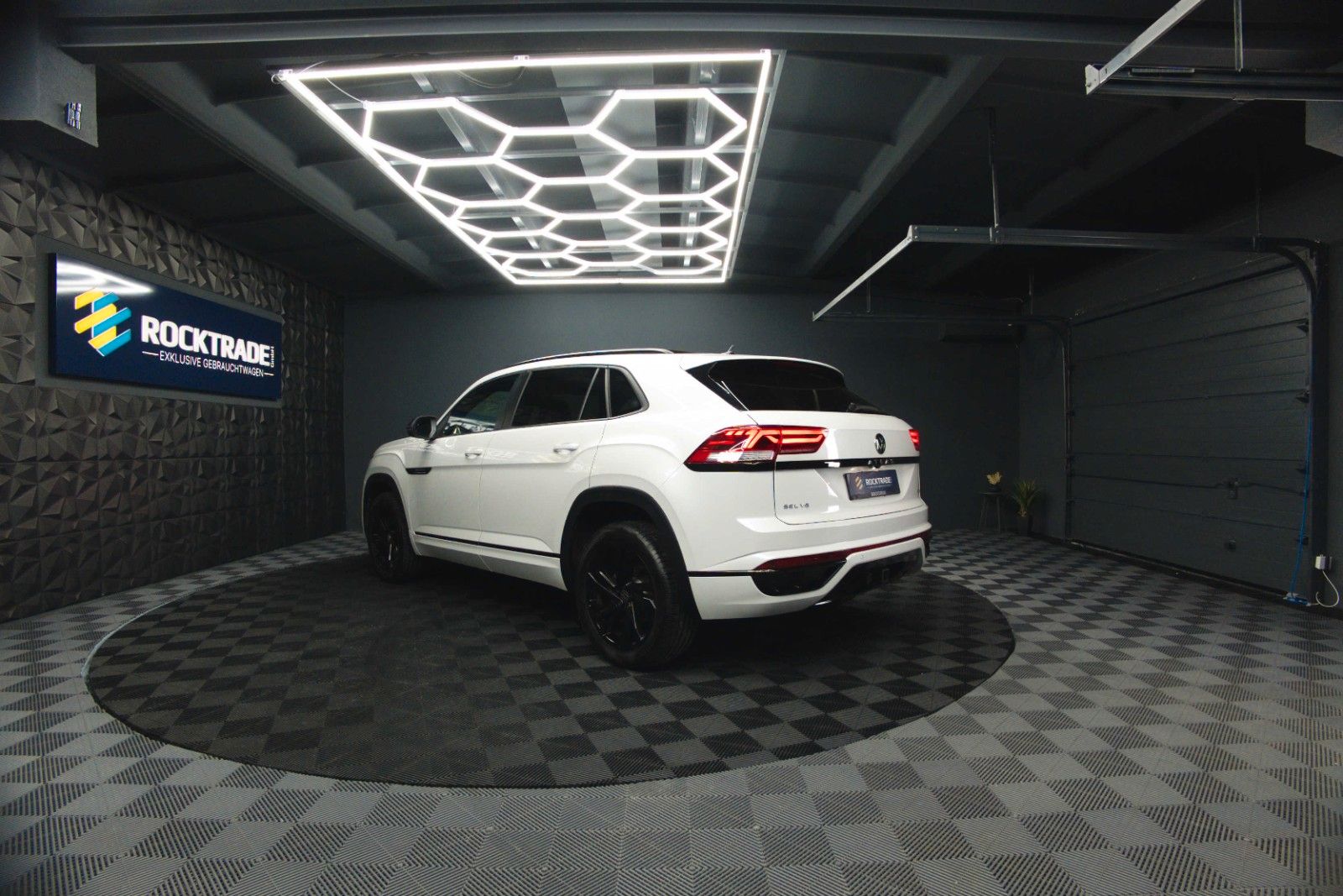 Fahrzeugabbildung Volkswagen ATLAS 3.6 Cross Sport 4x4 R-Line Black 4Motion