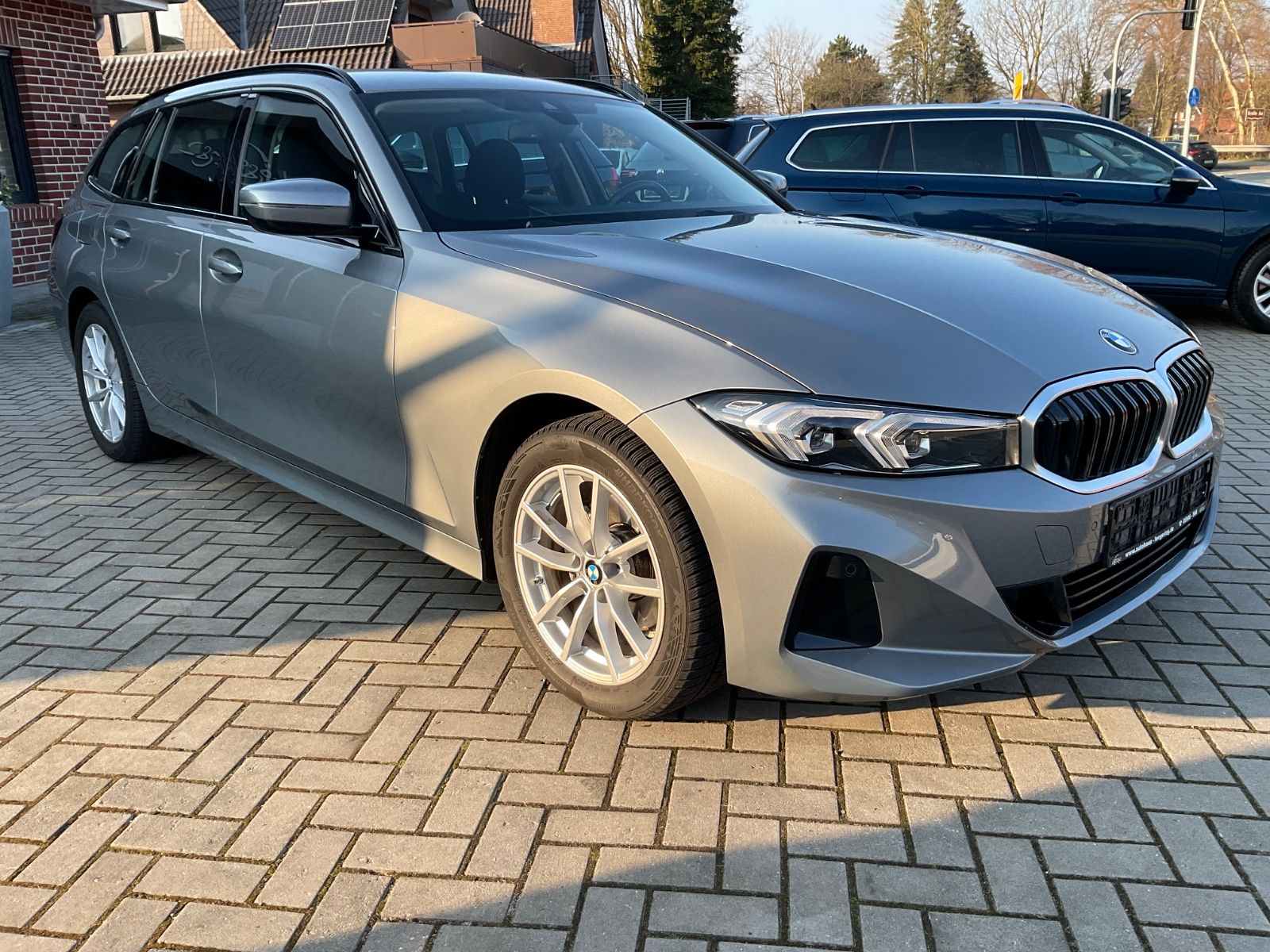 Fahrzeugabbildung BMW 320d xDrive Touring Advantage Automatic