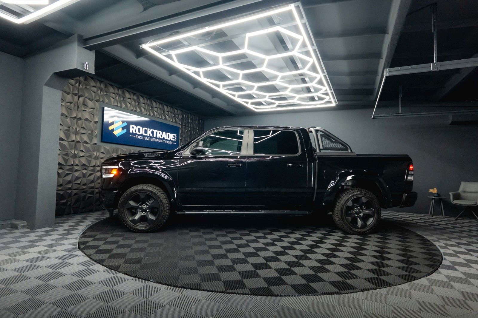 Fahrzeugabbildung Dodge RAM 5.7 V8 HEMI 4x4 Offroad Night-Paket LED 19%