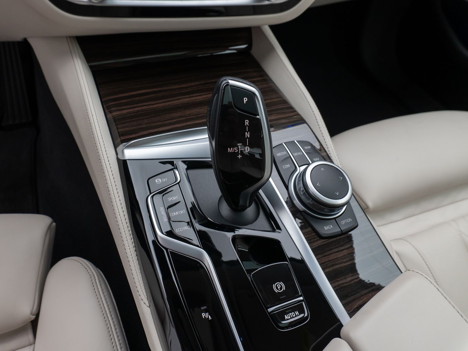 Fahrzeugabbildung BMW 540i Luxury Line Kamera Glasdach Laser HUD H/K