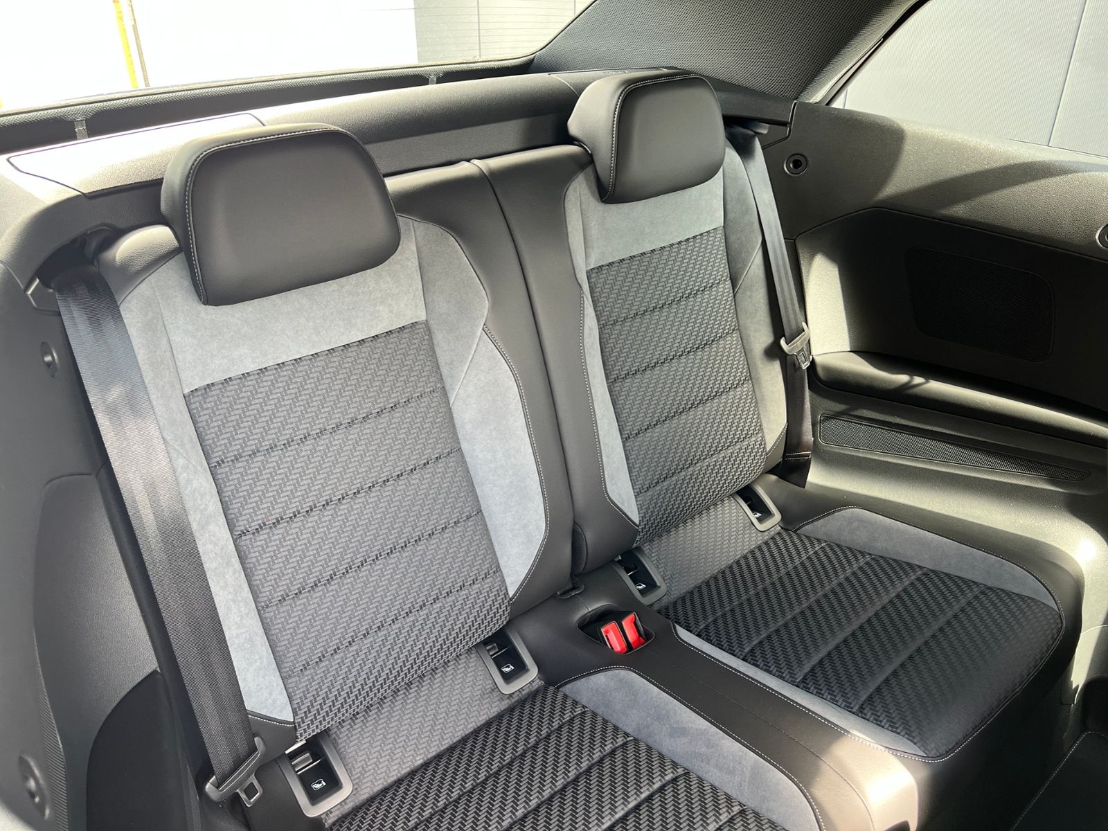 Fahrzeugabbildung Volkswagen T-Roc Cabriolet R-Line 1.5 TSI DSG *AHK,Black-St