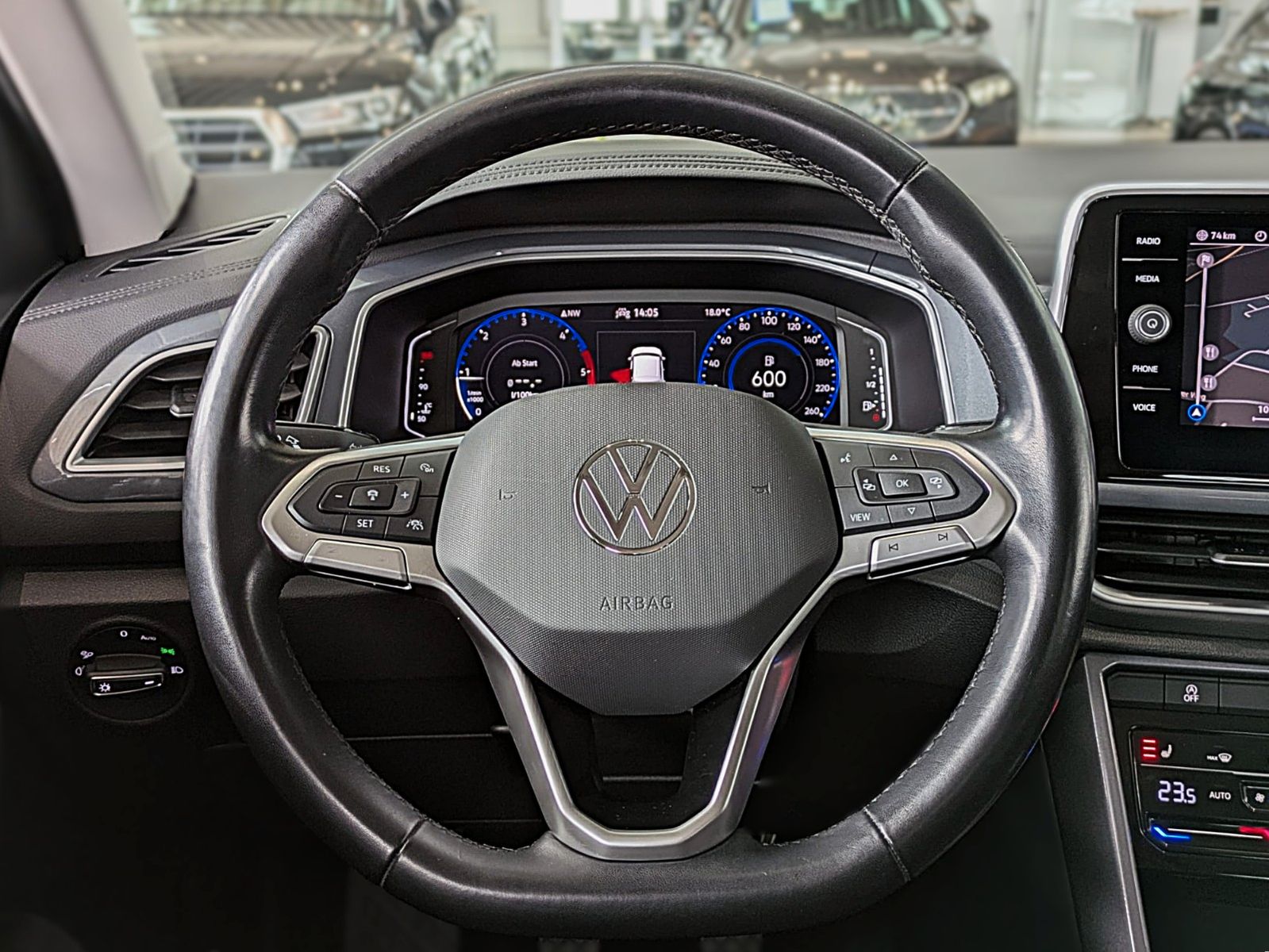 Fahrzeugabbildung Volkswagen T-Roc 2.0 TDI STYLE NAVI SHZ ACC LED CAM AHK