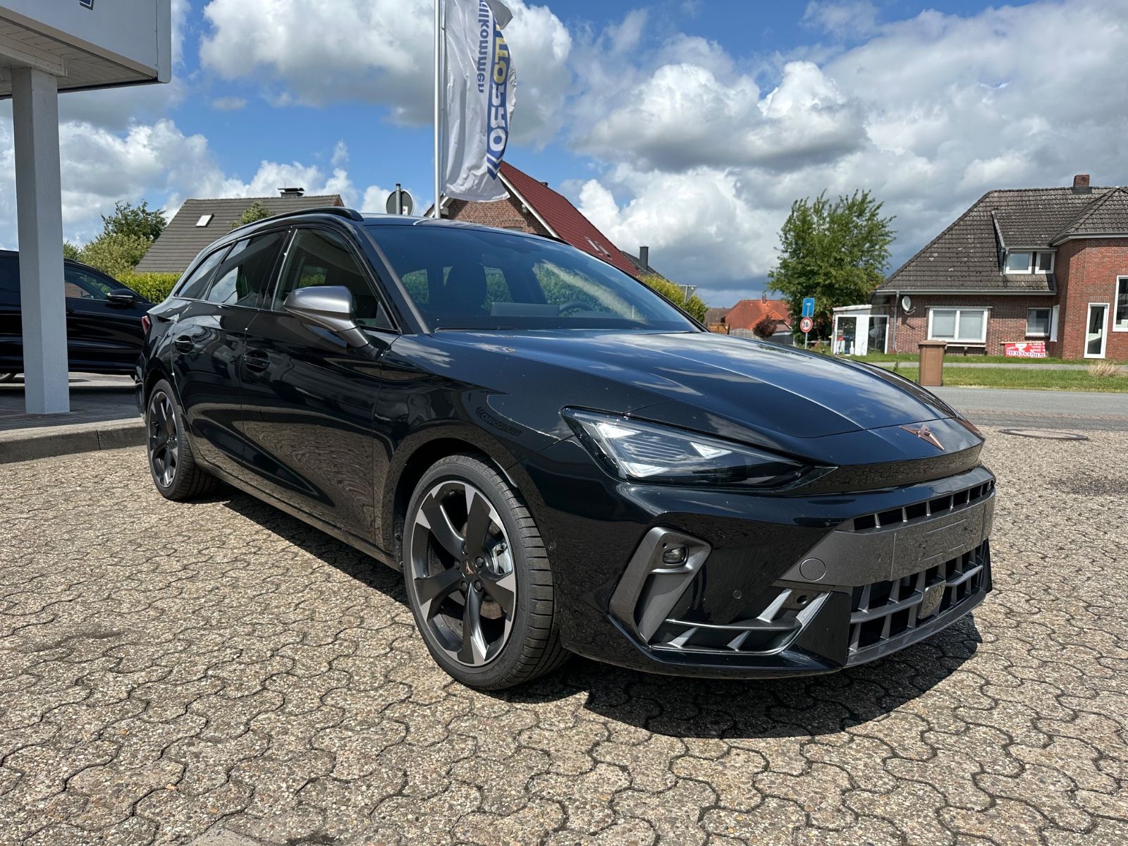 Fahrzeugabbildung CUPRA Leon ST 1.5 eTSI DSG Navi/AHK/LED/SHZG/18"