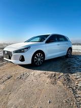Hyundai i30 Intro Navi, KeylessGo, Garantie, Scheckheft - Hyundai i30 Intro mit Diesel-Antrieb