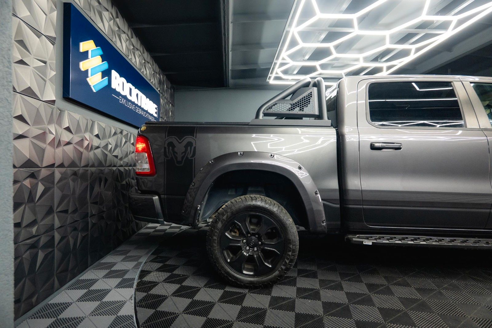 Fahrzeugabbildung Dodge RAM 5.7 V8 HEMI 4x4 OFFROAD Night-Paket *LED*