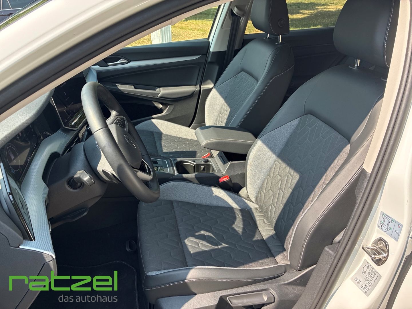 Fahrzeugabbildung Volkswagen Golf Variant VIII 1.5 eTSI DSG Energy Life +AHK+
