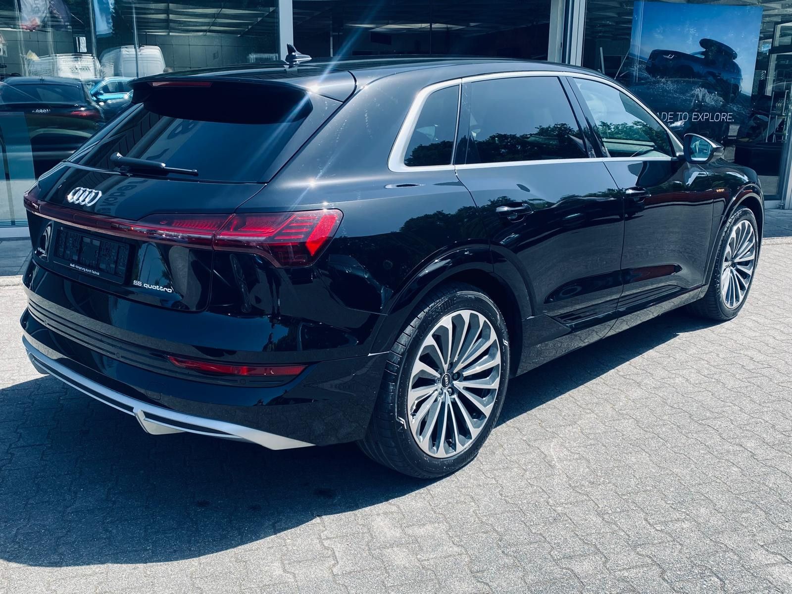 Fahrzeugabbildung Audi e-tron 55 Quat S LINE LUFT+LED+NAVI+SHZ+KAM+B&O+