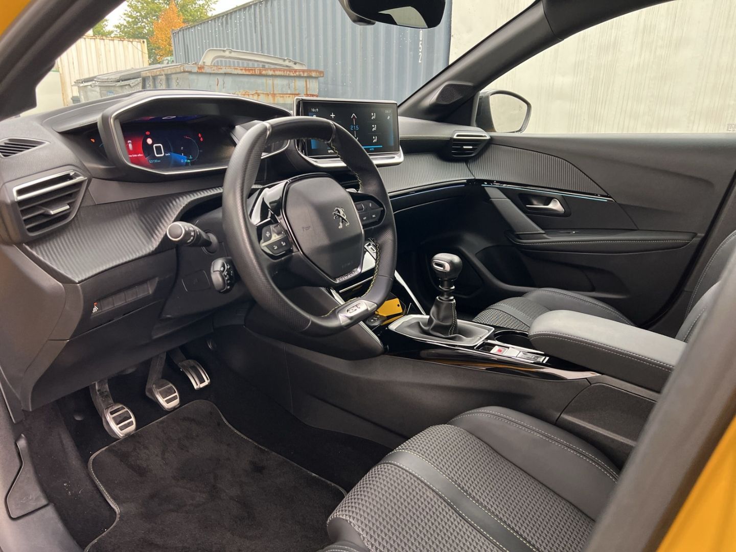 Fahrzeugabbildung Peugeot 208 GT 1.2 PureTech 100 Navi SHZ CarPlay