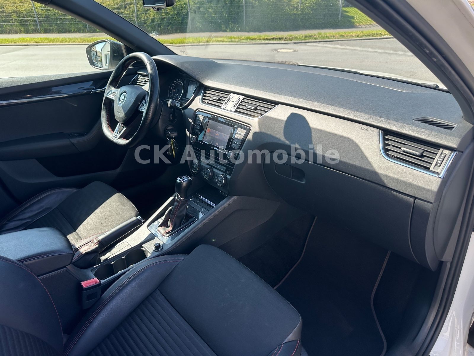 Fahrzeugabbildung SKODA Octavia Combi RS 2.0 TDI DSG/Navi/Bi-Xenon/PDC