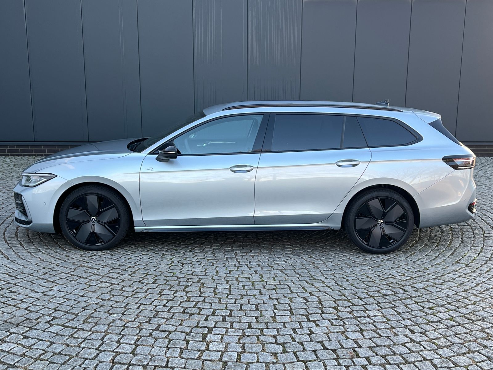 Fahrzeugabbildung Volkswagen Passat Variant R-Line 2.0 TDI DSG 4MOTION *AHK,