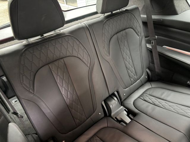 Fahrzeugabbildung BMW X7 M50 d