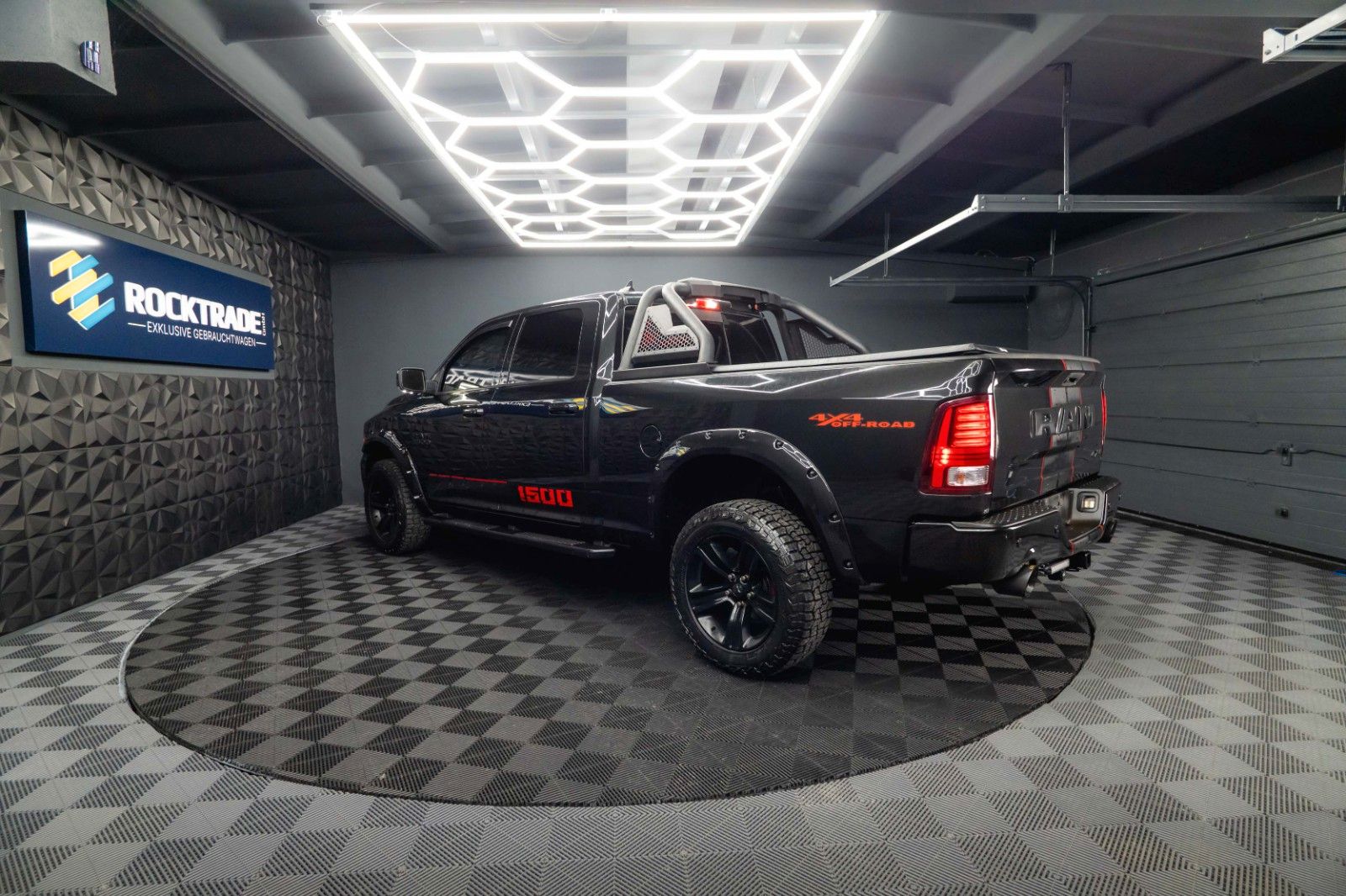 Fahrzeugabbildung Dodge RAM 5.7 V8 HEMI 4x4 OFFROAD Night-Paket LONGBED