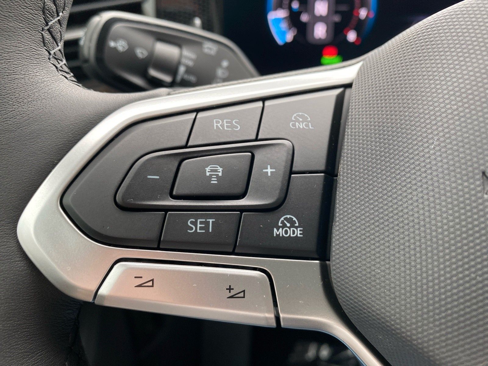 Fahrzeugabbildung Volkswagen Tiguan 1.5 eTSI OPF DSG +ACC+LED+NAVI+PARKASSIST