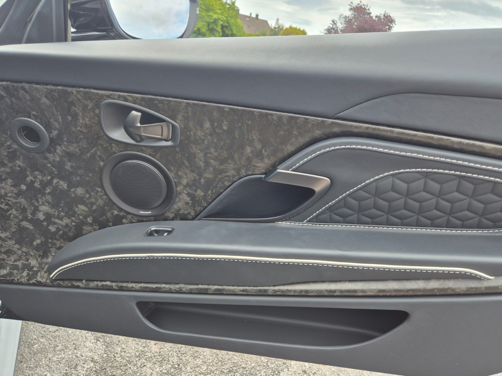 Fahrzeugabbildung Aston Martin DBS 5.2 V12 Volante/Werksgarantie 09/27/1A