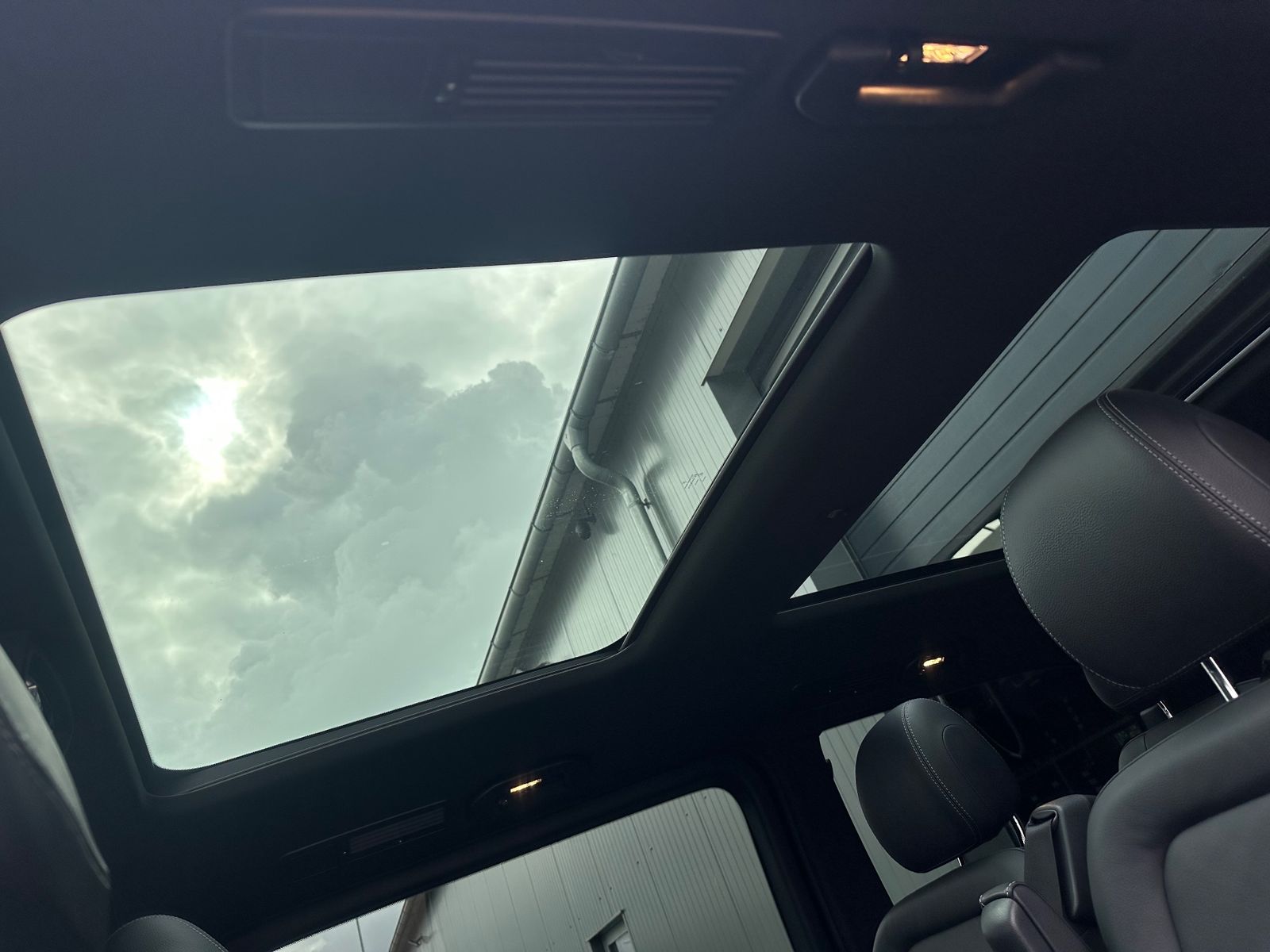 Fahrzeugabbildung Mercedes-Benz V 250 AMG-Line NAV+LED+360°+PANO+AHK+AIRMATIC