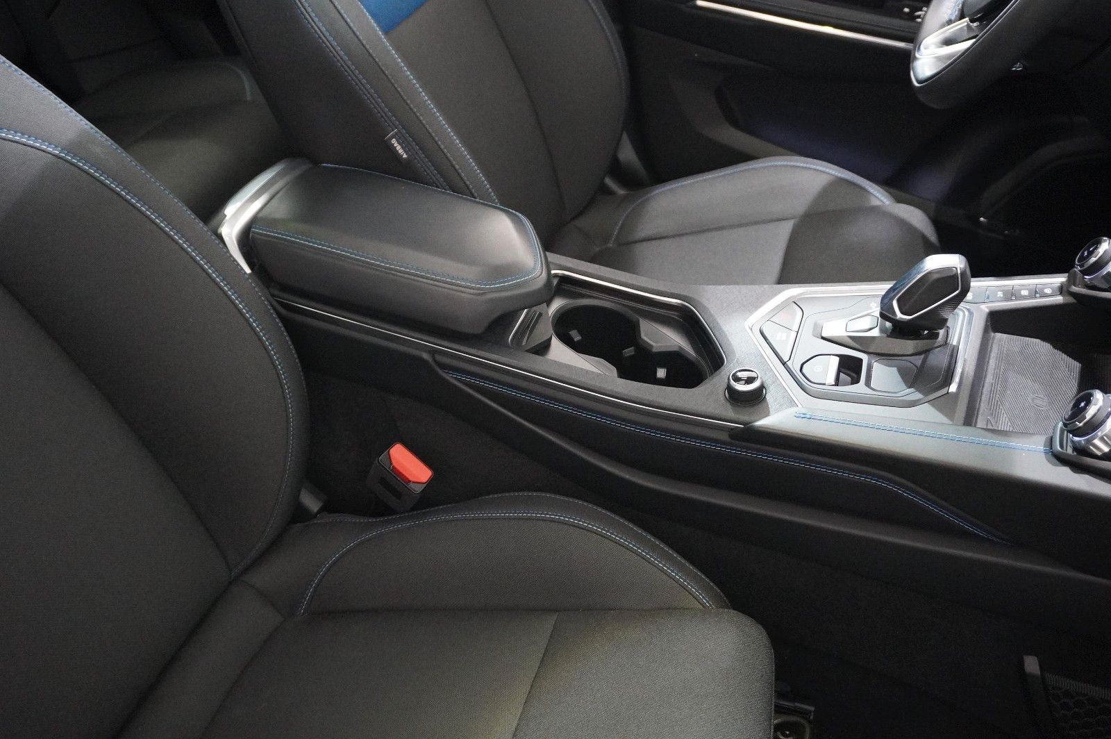 Fahrzeugabbildung Lynk&Co 01 1.5T HEV HYBRID NAVI/LED/SPORT/VIRT./PANO/DAB