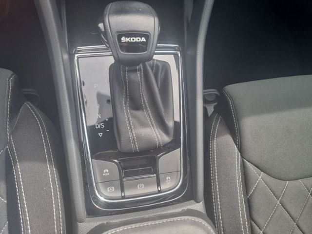 Fahrzeugabbildung SKODA Karoq 1,5 TSI DSG Sportline NAVI LED MATRIX AHK