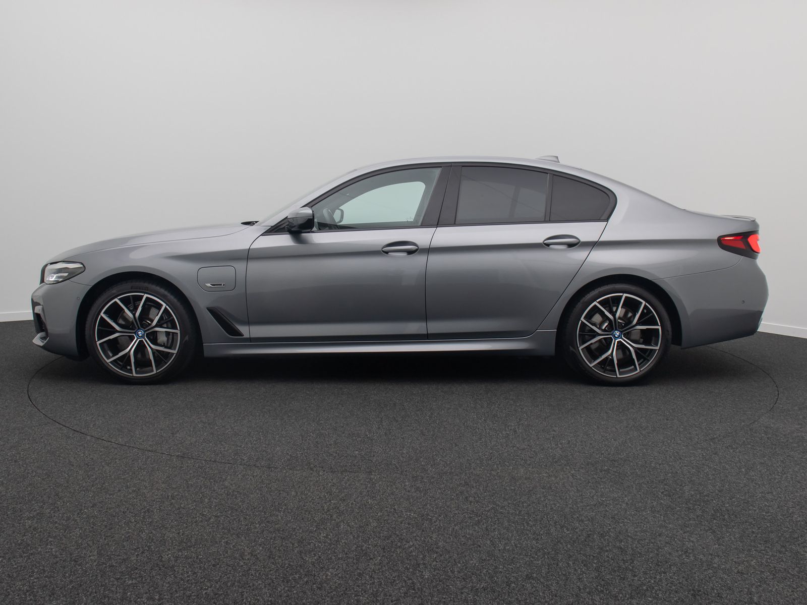 Fahrzeugabbildung BMW 545e xD M Sport Kamera DAB 4xKlima Alarm 19Zoll