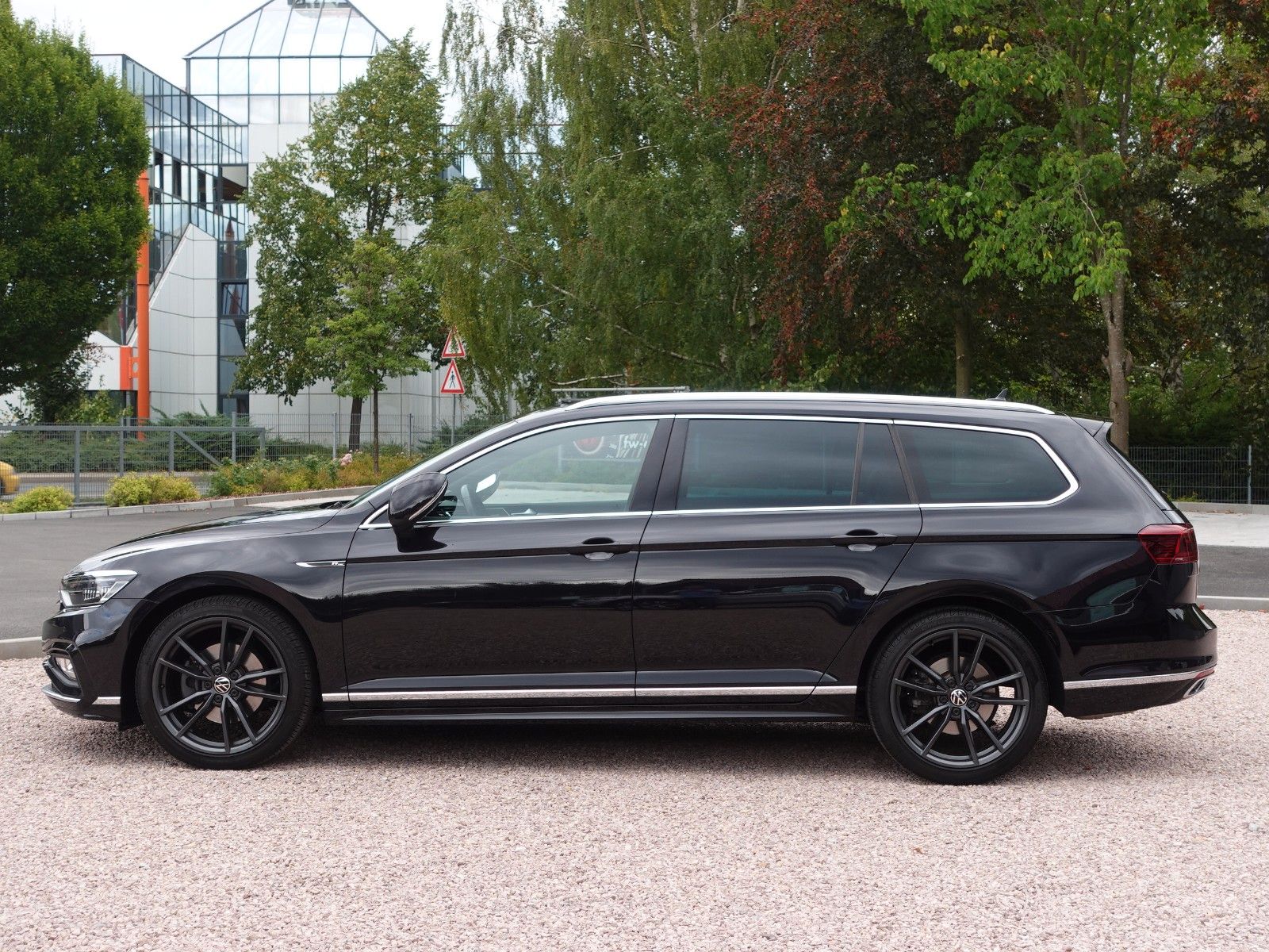 Fahrzeugabbildung Volkswagen Passat Variant 1.5 TSI OPF DSG R Line Pano/HarmK