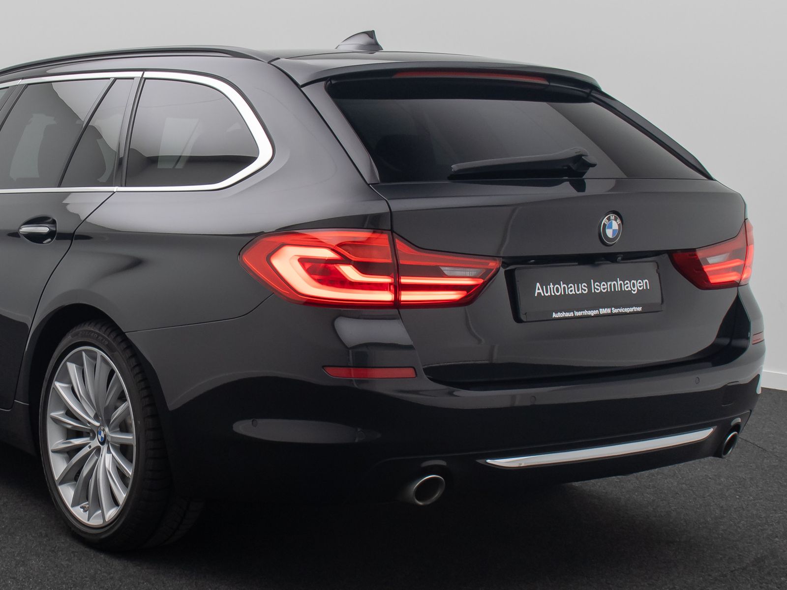 Fahrzeugabbildung BMW 520d Luxury Line Panorama HUD DAB DispKey 19Zoll