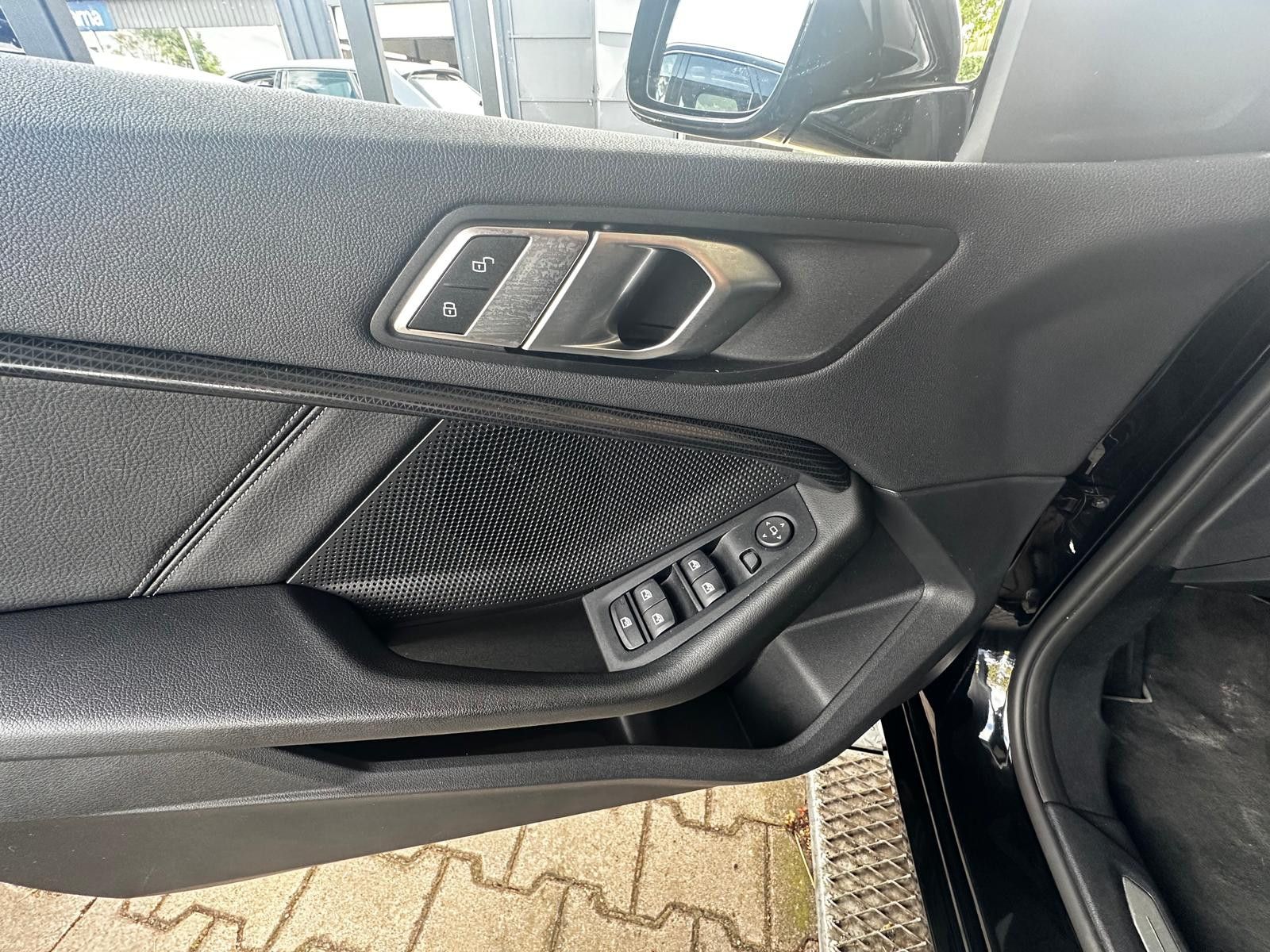 BMW 118 Baureihe 1 Lim. 118 i Sport Line | LED
