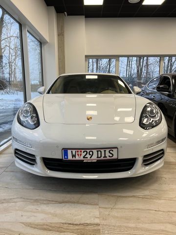 Porsche Panamera 4 -