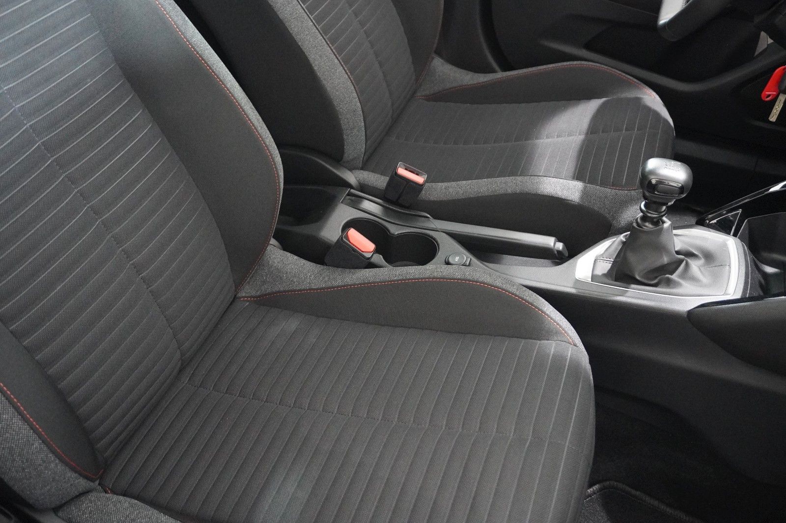 Fahrzeugabbildung Peugeot 2008 1.2 PURETECH NAVI/SHZ/KAMERA/TEMP/DAB+