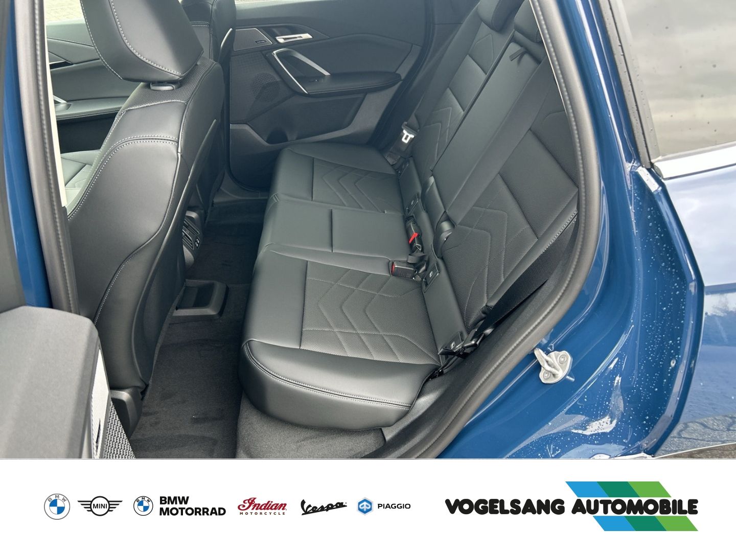 Fahrzeugabbildung BMW iX1 xDrive 30e xLine Park-Assistent HUD AD AHK-k