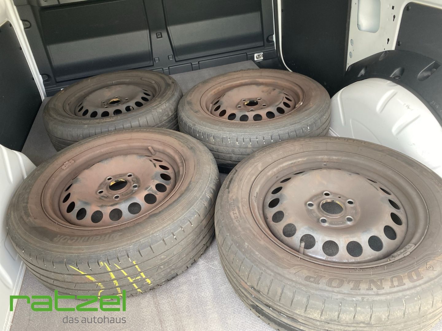 Fahrzeugabbildung Volkswagen Caddy Maxi Cargo LR 2.0 TDI DAB SHZ Temp PDC