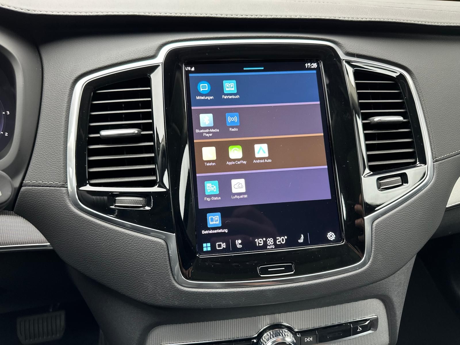 Fahrzeugabbildung Volvo XC90 B5PLUS BRIGHT/AWD/STDHZ/PANO/H&K/ACC/360°