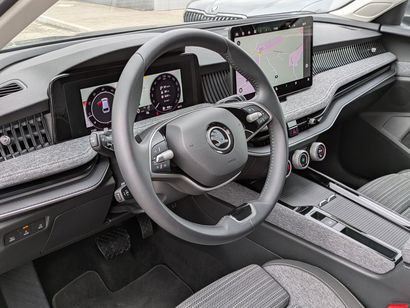 Fahrzeugabbildung SKODA Superb 2.0 TDI 4x4 Selection MATRIX*AHK*5J GAR.