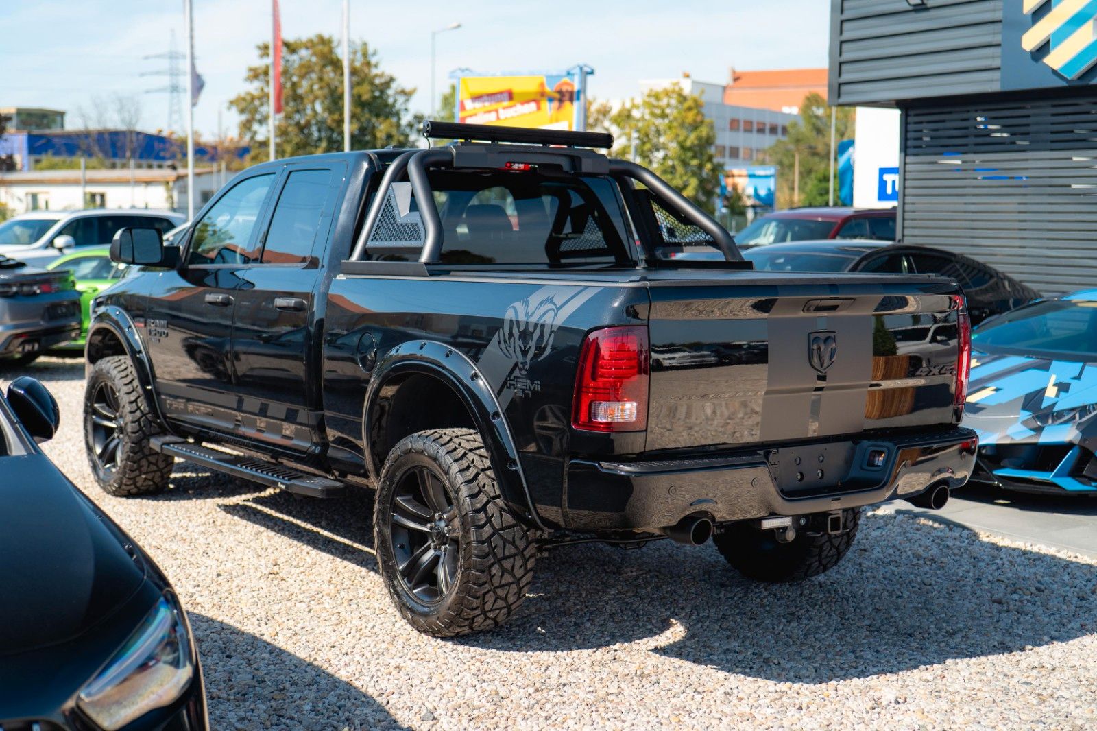 Fahrzeugabbildung Dodge RAM 5.7 V8 HEMI 4x4 OFFROAD Night-Paket LONG 19%
