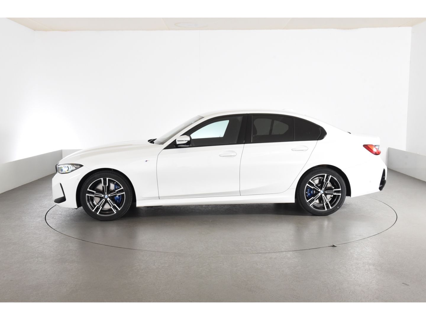 BMW 320 i M Sport Limousine Anhängerkupplung Lenkrad foto 3