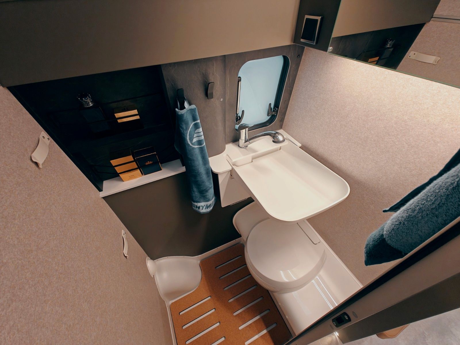 Fahrzeugabbildung HYMER / ERIBA / HYMERCAR GRAND CANYON S MB 600 4x4² RSX - TRIPLE CARBON