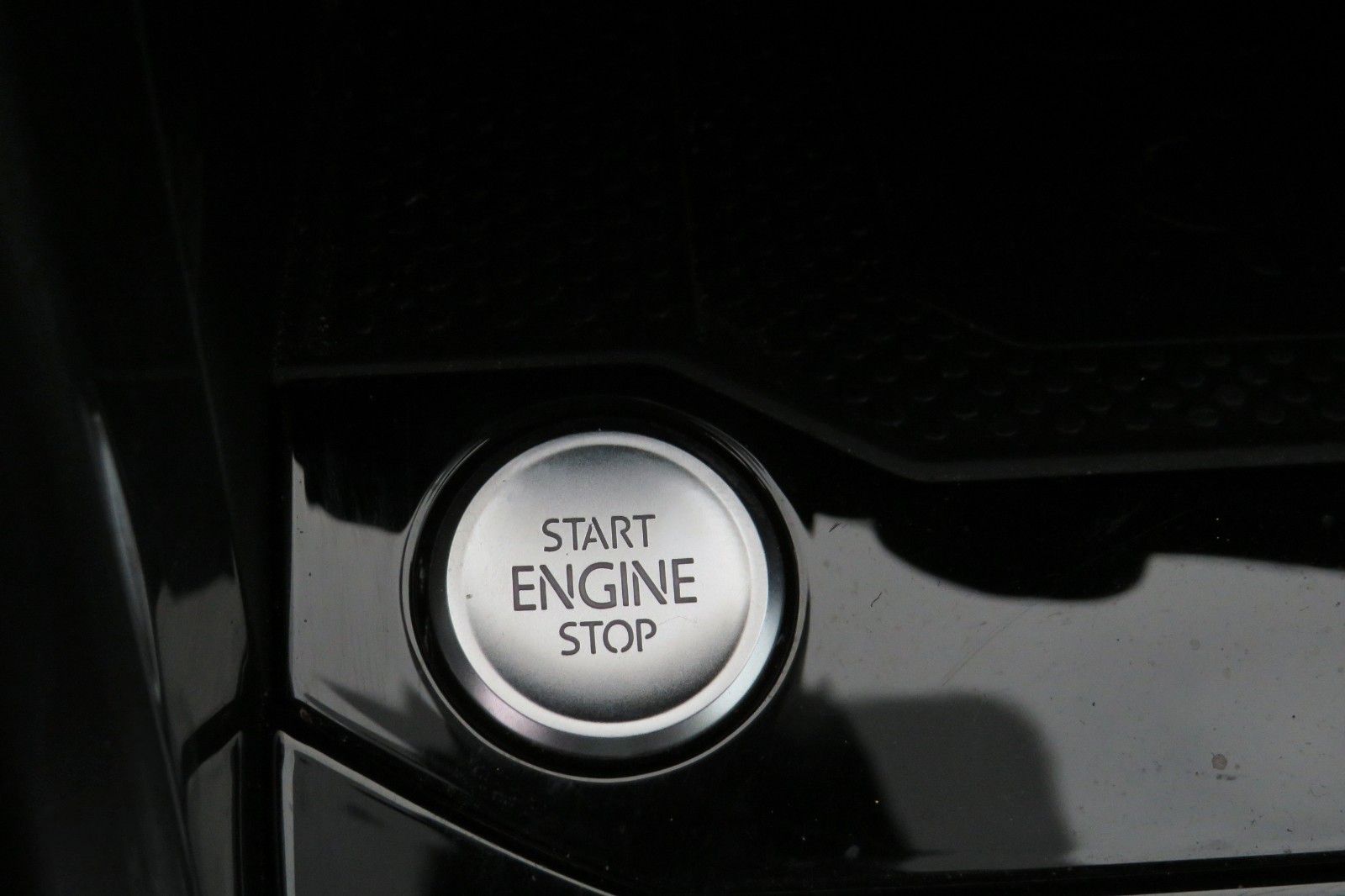 Fahrzeugabbildung Volkswagen T-Roc Sport R-LINE PANO 18`LED NAVI BEATS 1.HD