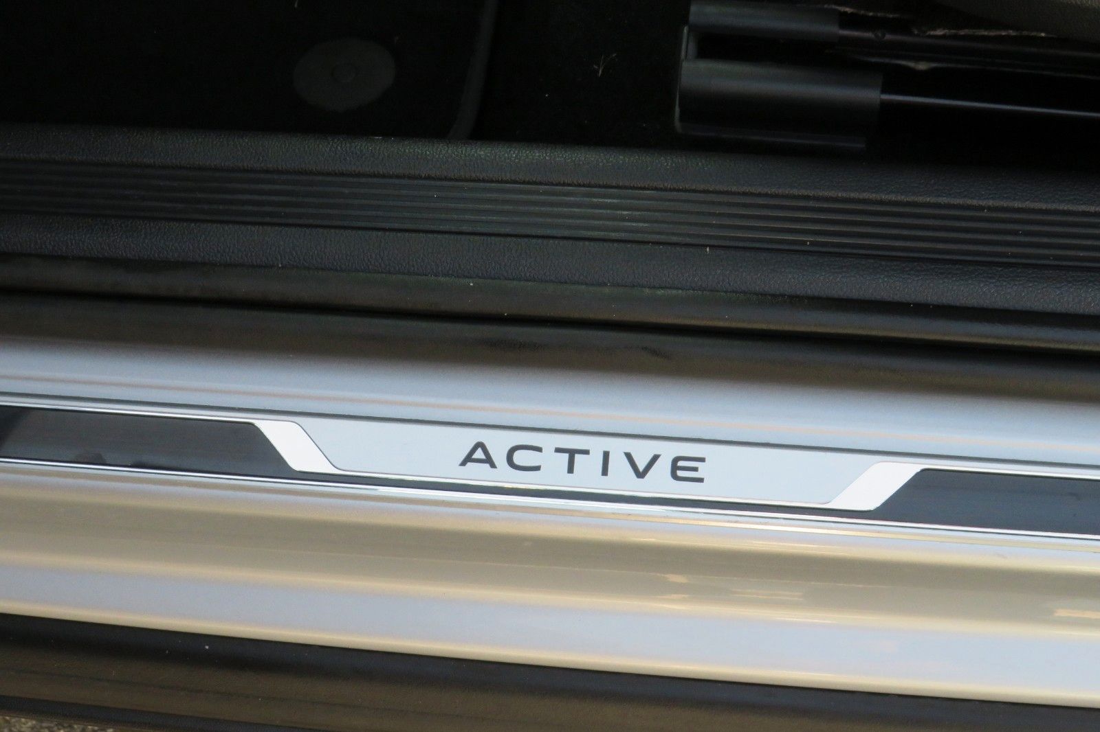 Fahrzeugabbildung Volkswagen T-Cross Active ACC NAVI APP GJ SITZH. PDC 1HD
