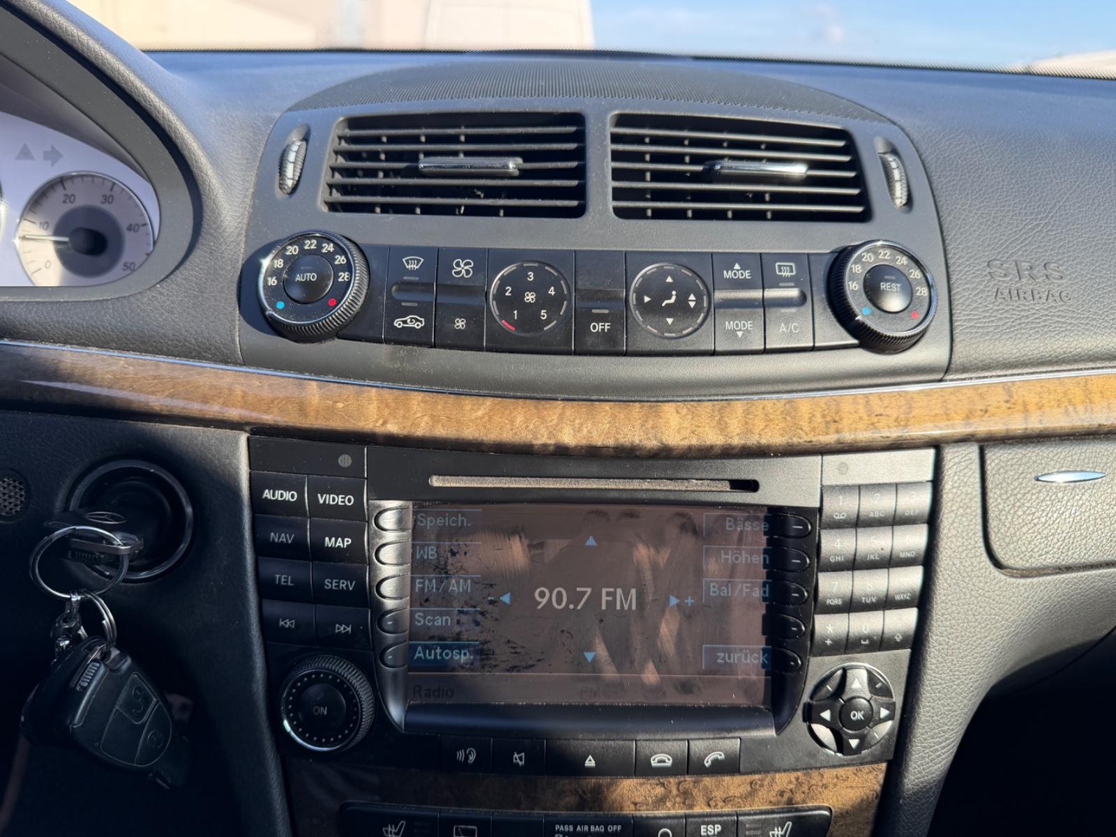 Mercedes-Benz E320 2006 — photo 17