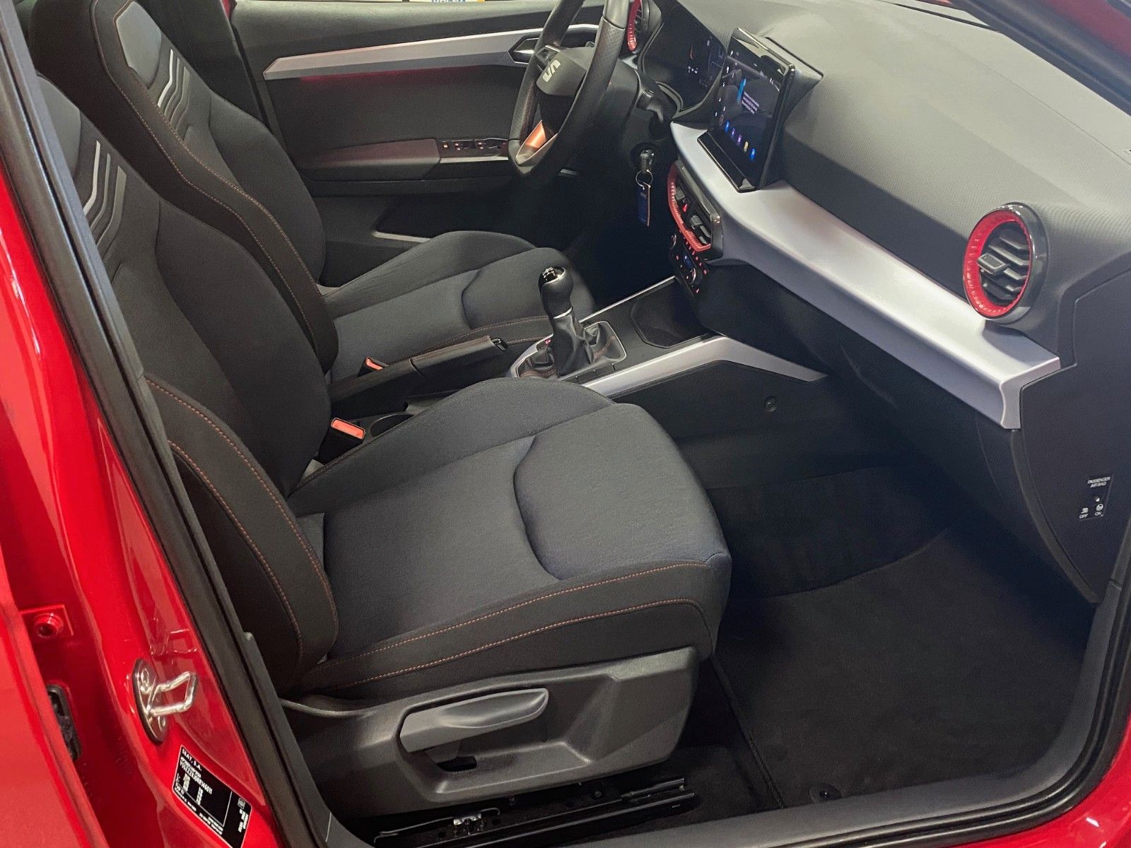 Fahrzeugabbildung SEAT Arona FR 1.0 TSI+NAVIGATION+ALLWETTER+WIRELESS+
