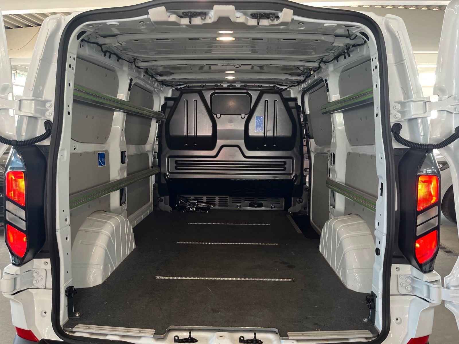Fahrzeugabbildung Ford Transit Custom L1 TREND LED NAVI CAM ACC SHZ uvm