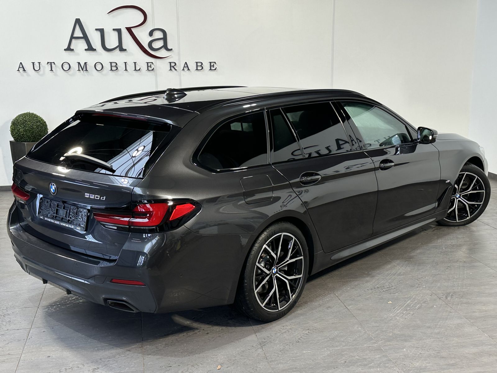 Fahrzeugabbildung BMW 520d Touring M-Sport NAV+LED+PANO+ACC+HEAD-UP+PA