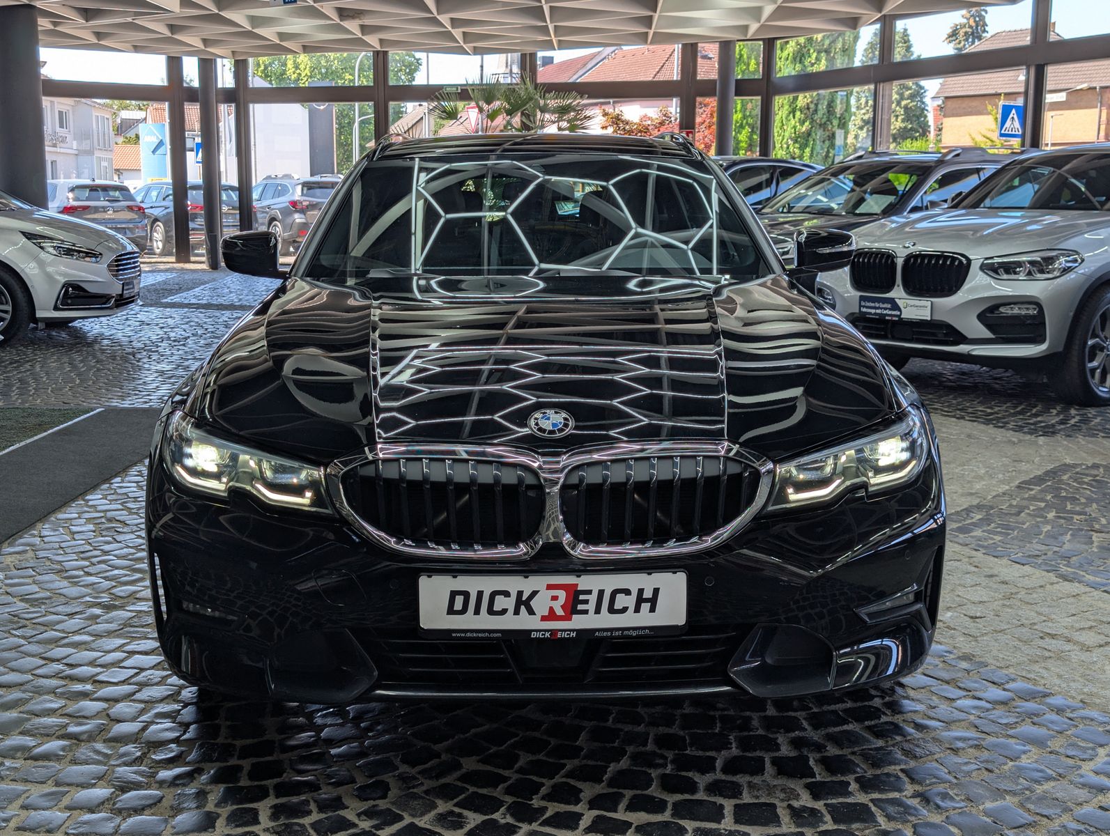 Fahrzeugabbildung BMW 320 i Sport Line Shadow H&K PANO ACC LEDER KAM