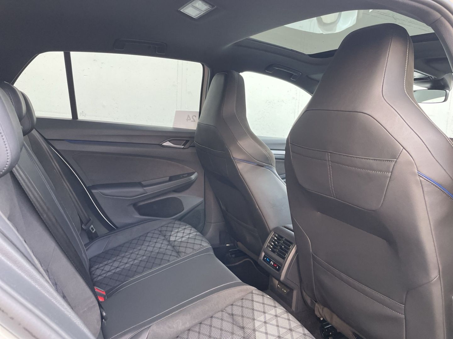 Golf VIII 1.5 eTSI DSG R-Line Pano/Standhzg/Kame