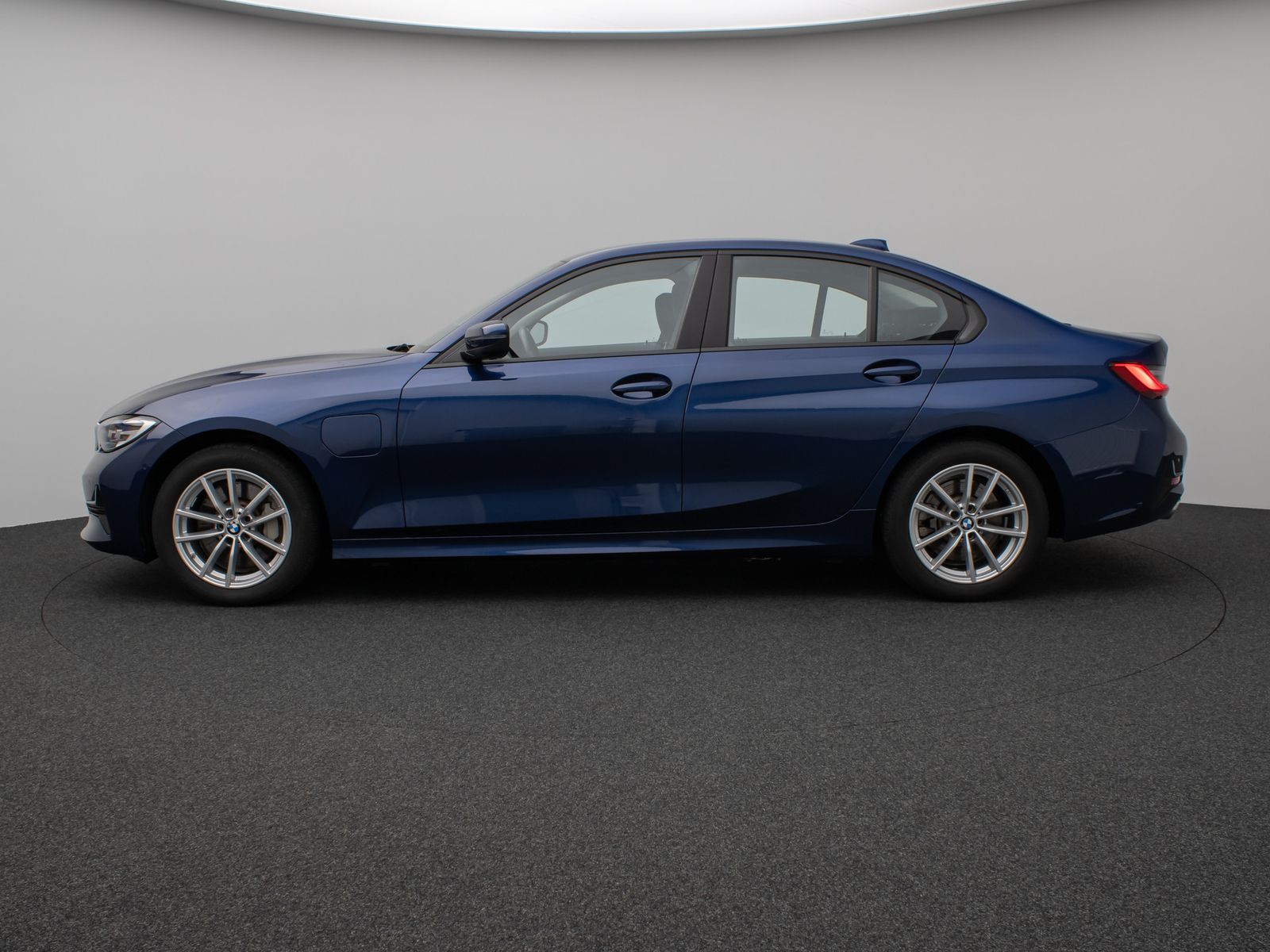 Fahrzeugabbildung BMW 330e CockPitPr Navi PDC Alarm Geschwindigkeitsre